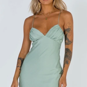 Grön Princess Polly Klänning - Så sjuk snygg sage grön klänning från Princess Polly i strlk. US 6 . Skulle säga att den passar 36-38. Bara använd en gång, köpt för 600kr säljer då jag inte har något annat tillfälle att ha den på men denne såå fin!  