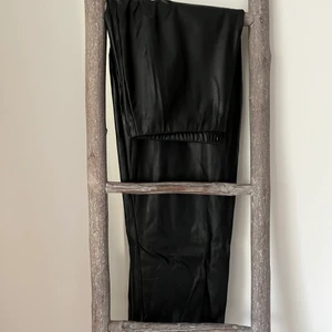 SVART SKINNBYXA!!! - Raka svarta skinbyxor från Nelly, knappt använda! ✨ Jag är 165 cm lång och dem är lite för långa på mig! 