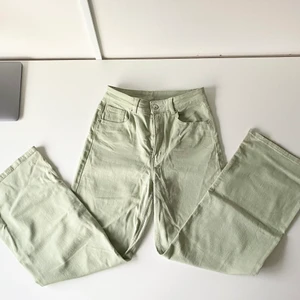Pastellgröna Jeans/byxor - Ett par pastellgröna/gröna jeans från H&M i storlek 38 ✨  Säljer pga att dom är för stora för mig ✨  använd fåtal gånger (ca 3 gånger) ✨  Nypris: 149kr ✨  För fler bilder och frågor så är det bara att meddela mig