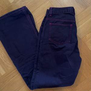 Lila contrast stitch bootcut jeans 💜 I stl 164 men passar mig med stl s/34 perfekt. Köpt secondhand men är i prima skick! 