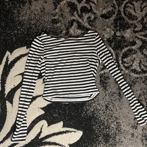 Randig grop top tröja  - Ett par år gammal men ser fortfarande bra ut. Kan inte hitta några skador eller större slitage 