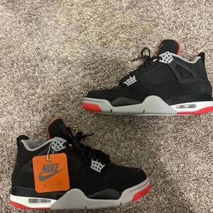Nike Air Jordan 4 retro, 42 storlek - Fick den i födelsedagspresent, passade inte storleken, bestämde mig för att sälja den. De har hanterats försiktigt och varsamt. Det finns en liten spricka i sömmen på baksidan, men den kan åtgärdas.Postnord-post är tillgänglig. Om du har några frågor är du välkommen att skriva till oss. 