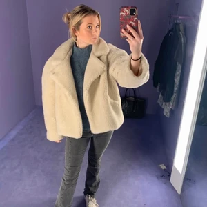 Teddy kort kappa - Såå fin teddy kappa!💕 Perfekt att ha nu till våren