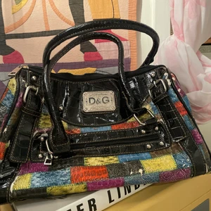 Dolce&gabbana väska - Fake dolce&gabbana köpt på humana för ca 1 år sen. Jättefin som rymmer väldigt mycket. 