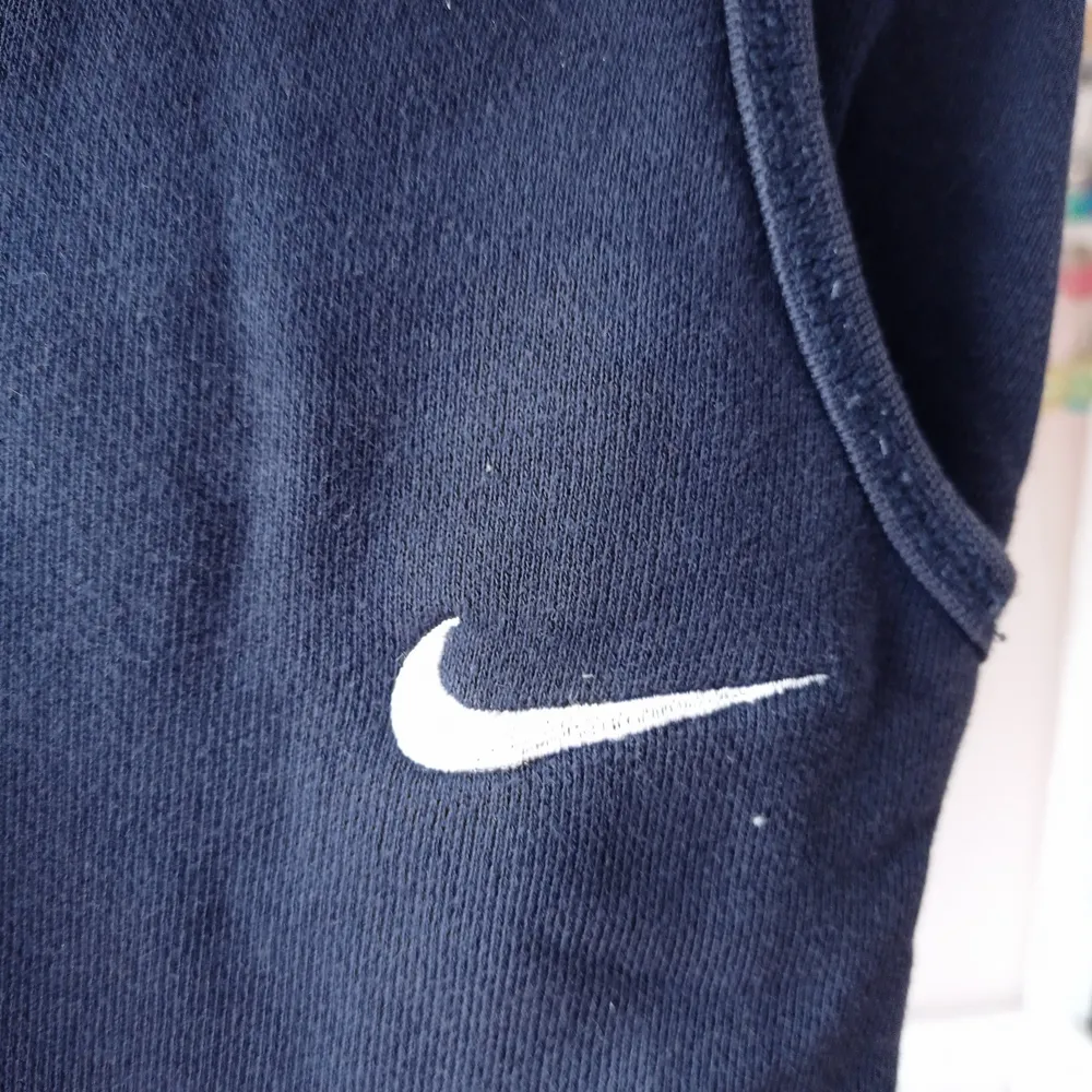 Ett par mörkblåa Nike mjukisbyxor. Är lite gamla och har några defekter. (Närmre bild kontakta mig) ( Kontakta mig för frakt pris).. Jeans & Byxor.
