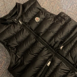 moncler gui - storlek 3 = storlek L fast sitter mer som M-s då de är små i storlekarna. priset är inte hugget i sten