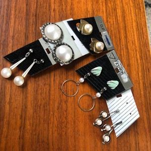 Örhängen  - Vardagar nyckelfria örhängen ett par 15:- sänkar priset vid fler köp