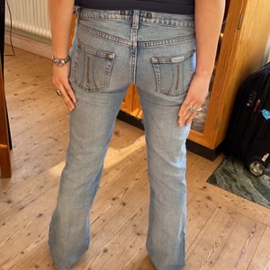 Fornarina, lågmidjade bootcut jeans  - Intressekoll på mina fina fornarina jeans, skulle passa någon kortare (jag är 160cm) ❤️ formar kroppen fint och är i super bra skick!! Hör av er vid frågor 💌