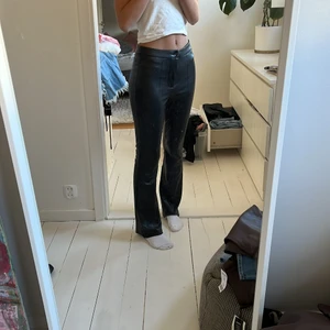 Skinnbyxor - Skinnbyxor ifrån nakd! Tyvärr lite stora för mig, storlek 36! Står ej för frakt💕