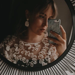 Tröja med volangmönster - Säljer min fina vilangtopp från Gina tricot i nyskick! Den är ljust ljust rosa och underbar på festen eller en vanlig tisdag 🥳  kan mötas upp i Stockholm/Barkarby, annars betalar köparen frakt 🌻