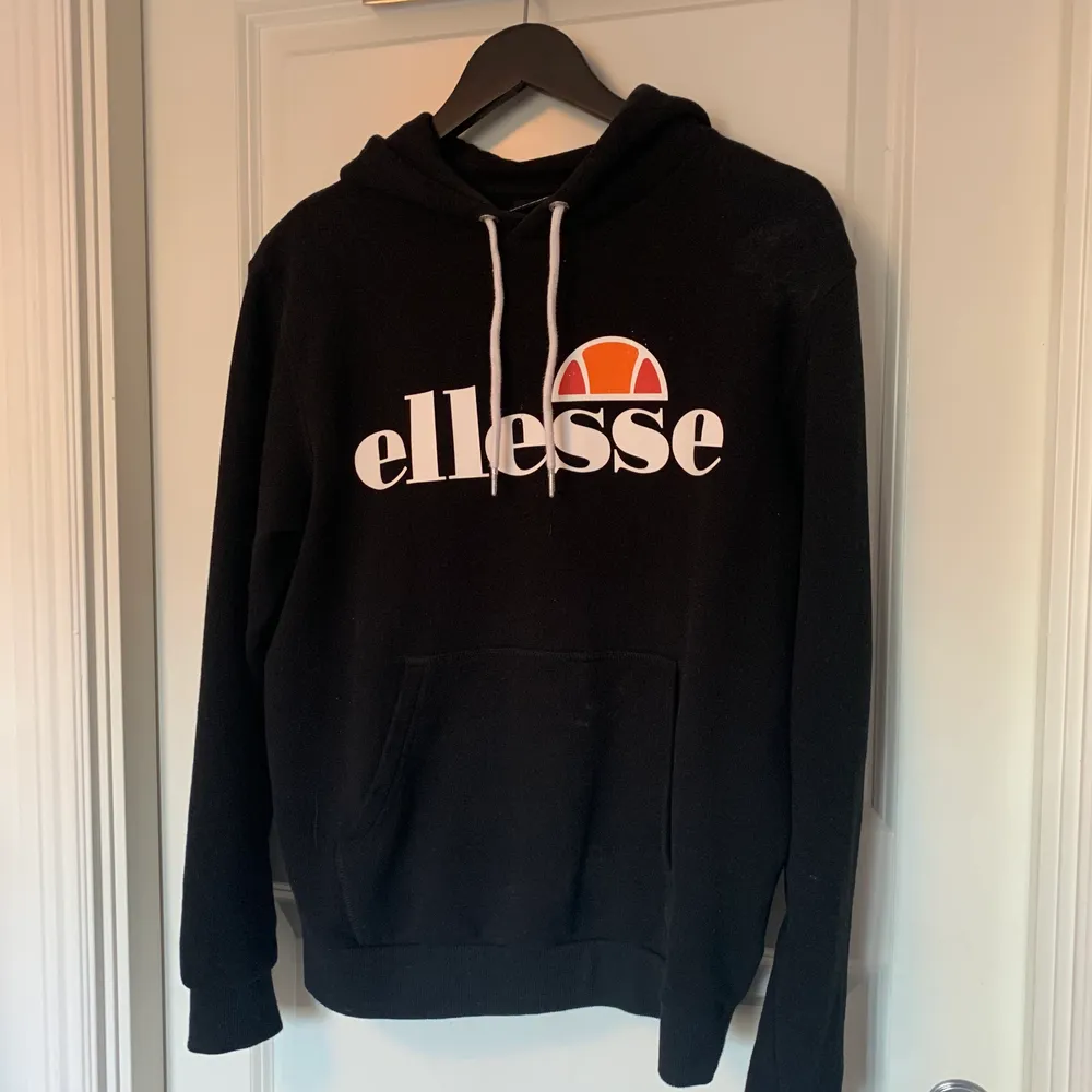 Svart Ellesse hoodie i storlek 38. Använd ett par gånger men är i fint skick! . Hoodies.