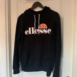 Svart Ellesse hoodie i storlek 38. Använd ett par gånger men är i fint skick! 