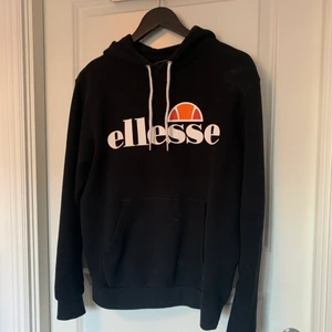 Svart Ellesse hoodie - Svart Ellesse hoodie i storlek 38. Använd ett par gånger men är i fint skick! 