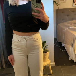 Vita jeans  - Säljer jeansen då de är för tajta för mig och lite korta
