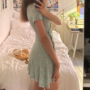 Klänning - Blåvit blommig miniklänning från pull&bear! Kontakta mig för fler bilder ✨