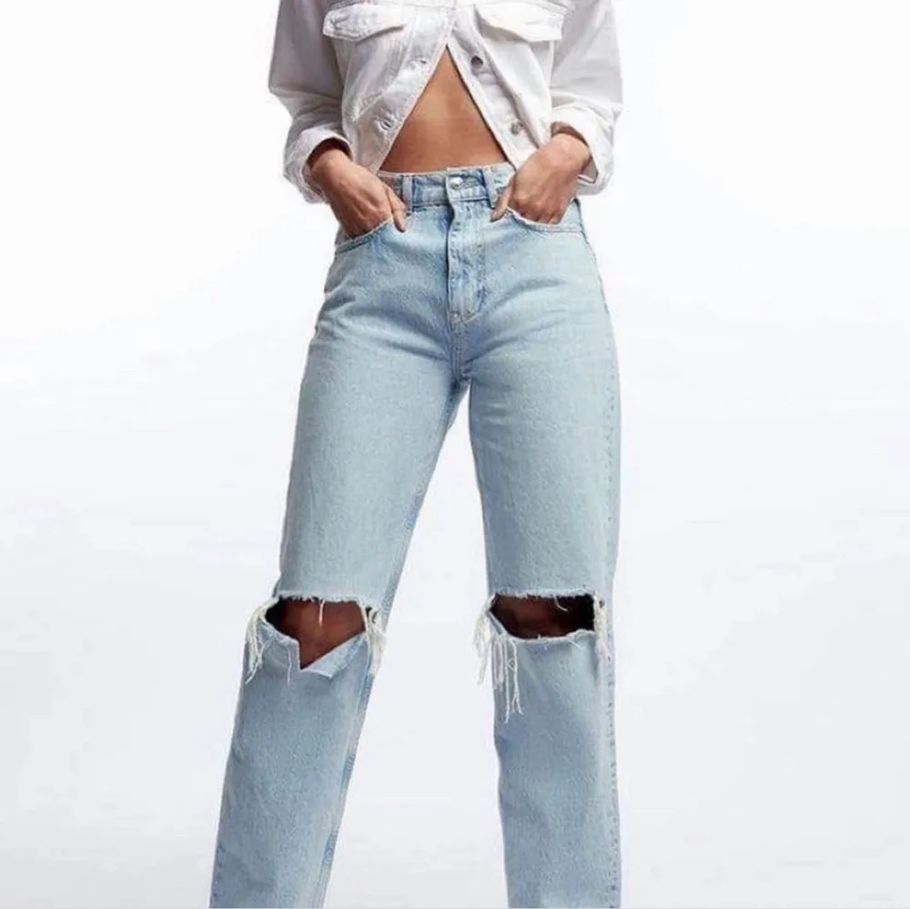 Säljer dessa slutsålda jeans från Gina Tricot i modellen 90s high waist jeans i storlek 34 då dom tyvärr inte kommer till användning. Skriv för fler bilder!. Jeans & Byxor.