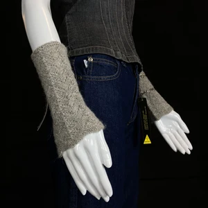 Handledsvärmare  - Varma handledsvärmare, okänt material. Armband medföljer ej. Spårbar fri frakt. 