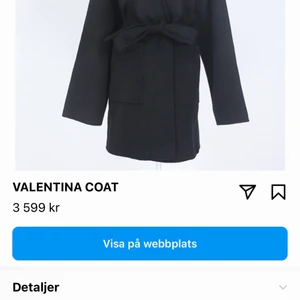 Kappa med päls - Jag säljer min kappa med pälskrage och den är i ny skick använd max 3 gånger kom privat för egna bilder