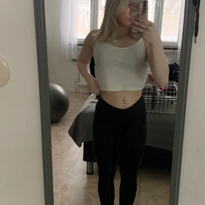 Svarta Byxor - Tunna byxor som man kan träna i,säljer då dom inte är något för mig.aldrig använda och inga skador eller liknande 