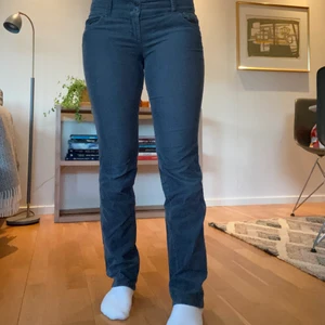 Mörkgråa Manchesterbyxor  - Ett par mörkgråa manchesterbyxor som är köpta second hand men nästan aldrig använda. De är väldigt bekväma och de är i storlek 40. Frakten ingår i priset:)