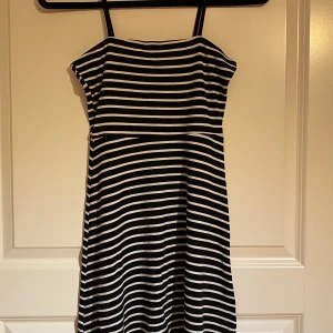 Svar & vit randig sommarklänning - Svart & vit randig sommarklänning. Över klä/ lår längd