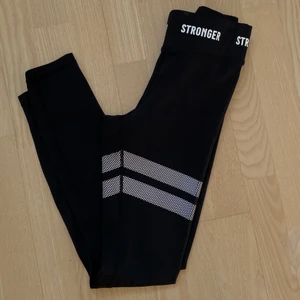stronger träningsbyxor  - Säljer mina jätte fina stronger byxor som är knappt använda, är i jätte bra skick 💕