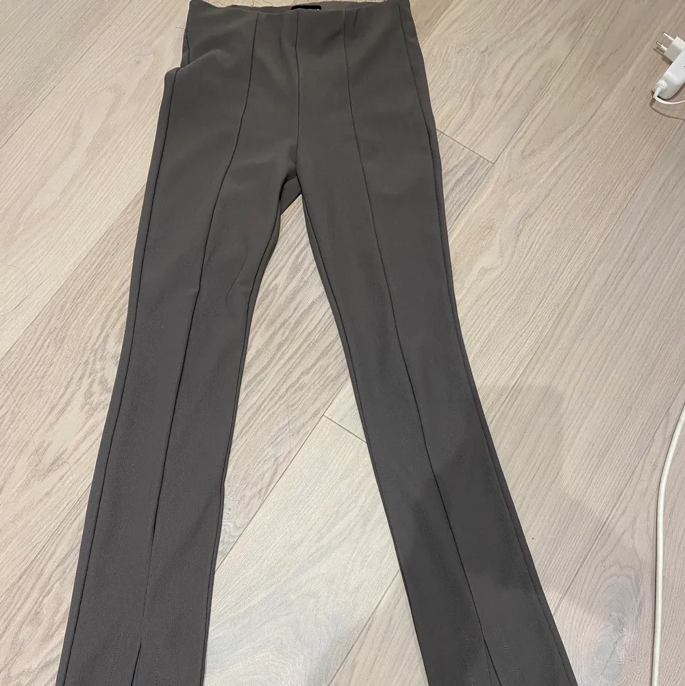 Snygga leggins/kostymbyxor från zara som är grå/bruna, med slits där nere. Använda ca 3 ggr. Jeans & Byxor.