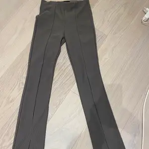 Snygga leggins/kostymbyxor från zara som är grå/bruna, med slits där nere. Använda ca 3 ggr