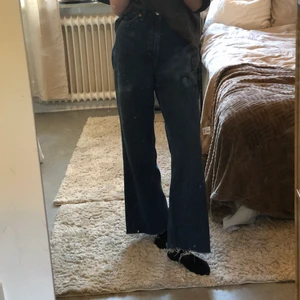 Jeans - Super fina mörkblå jeans från Monki i storlek 24. Använd ca 3 ggr, avklippta i längden (innerbenslängd=66cm). Köparen står för frakten (45kr). (Smutsig spegel)