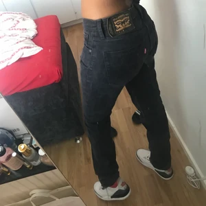 Levi’s jeans - Världens finaste Levis’s jeans köpta på humana. Väldigt långa och går ner till marken på mig som är 173 cm. Frakt betalas av köparen :)