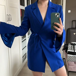 Kavajklänning - En blå kavajklänning köpt från missguided, har bara använts vid ett tillfälle. Öppen i ryggen, man knyter den i sidan och axelvaddar✨ den är en Uk10/eu38 men passar mig som normalt bär storlek S/36 