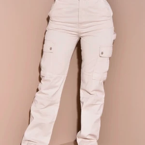 Cargo byxor  - Säljer dessa snygga cargo byxor från Jeansindustry i storlek M/38. Pm för mer info!