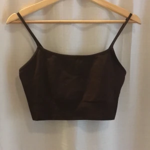 Arket seamless yoga bh GRATIS FRAKT - Yogatopp från arket. Mörkbrun i färgen. Low support. 91% polyamid 9% elastan. Skickar ej spårbart. 