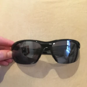Svarta sportglasögon - Hela och inga repor på glaset. Skickar ej spårbart. 