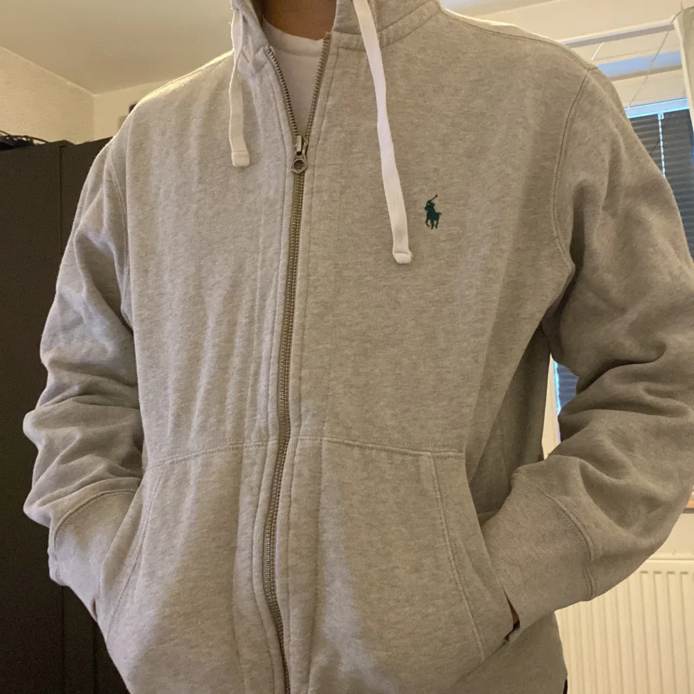 Säljer nu en polo Ralph lauren hoodie, herr strolek M. Hoodies.