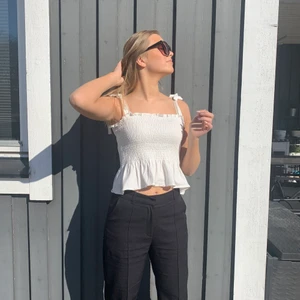 Vit topp - En jätte söt vit topp från h&m. Den är väldigt stretchig så passar dig som har strl M också.❤️