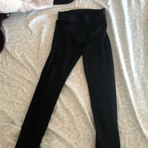 Nike tränings byxor  - Säljer ett par vanliga svarta träningsbyxor.Har använt dom väldigt mycket men nu har dom blivit för små.