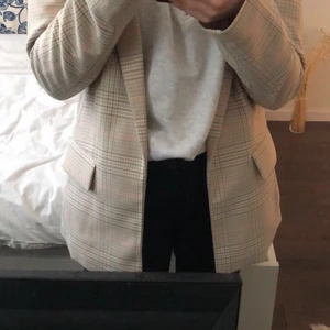 Kavaj/kappa - En jättefin beige rutig kavaj/kappa, användes förra året och är jättenöjd! Perfekt nu inför våren 
