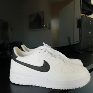 Nike air force strl 39 - Knappt använda! Passar både på killar och tjejer 
