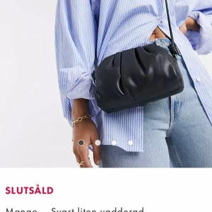 Svart axelremsväska från Mango!  - Jättefin, sparsamt använd axelremsväska från Mango utan några defekter. Slutsåld!