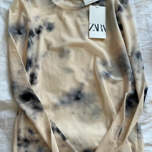 Zara mesh tröja  - Snygg genomskinlig tröja från zara, super snyggt till jeans och smycken. Lappen kvar och tröjan är i strl S.