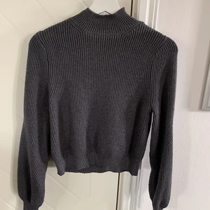 Stickad tröja - En stickad tröja från Zara som är i ett jättemjukt och skönt material🤍 tröjan är lång i ärmarna och har en lite kortare modell (till midjan på mig), strl S! Köparen står för frakten 