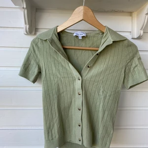 Grön tröja från & Other Stories, XS - Lätt croppad, grön t-shirt med krage. 