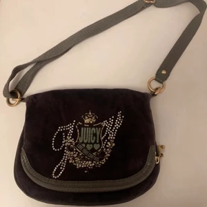 Juicy couture väska  - En jätte fin juciy couture väska köpt på Plick. Säljer eftersom att jag inte använder den så mycket. Den är äkta men säljs ej längre. Skriv privat om du har några frågor! 😊