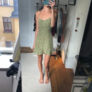 Zara klänning - Helt slutsåld klänning från zara. Så sjukt söt! Lätt och luftig! Funkar till fest såsom vardag. 