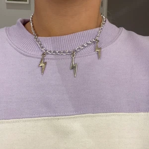 Blixthalsband - Säljer ett helt oanvänt halsband🥰Blixtarna har rostat lite men inget som man tänker på🥰10kr + frakt 