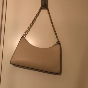 Axel Väska - Beige axelväska från mango skitfin