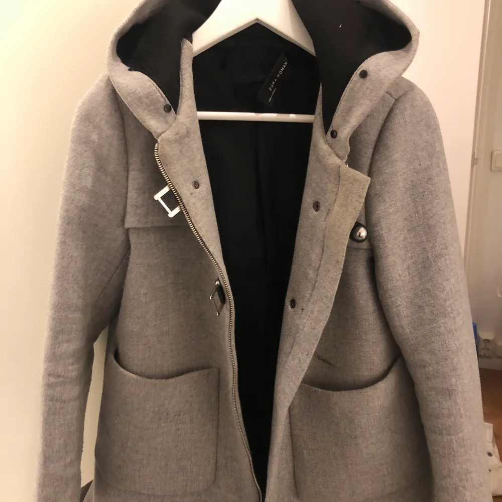 En grå kappa från Zara som är så inne nu!! Använd fåtal gånger och pälsen hittar jag inte till, går att diskutera priset. Kan mötas upp o frakta☺️. Jackor.