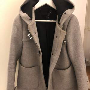 En grå kappa från Zara som är så inne nu!! Använd fåtal gånger och pälsen hittar jag inte till, går att diskutera priset. Kan mötas upp o frakta☺️