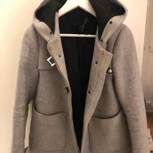 Zara kappa grå - En grå kappa från Zara som är så inne nu!! Använd fåtal gånger och pälsen hittar jag inte till, går att diskutera priset. Kan mötas upp o frakta☺️